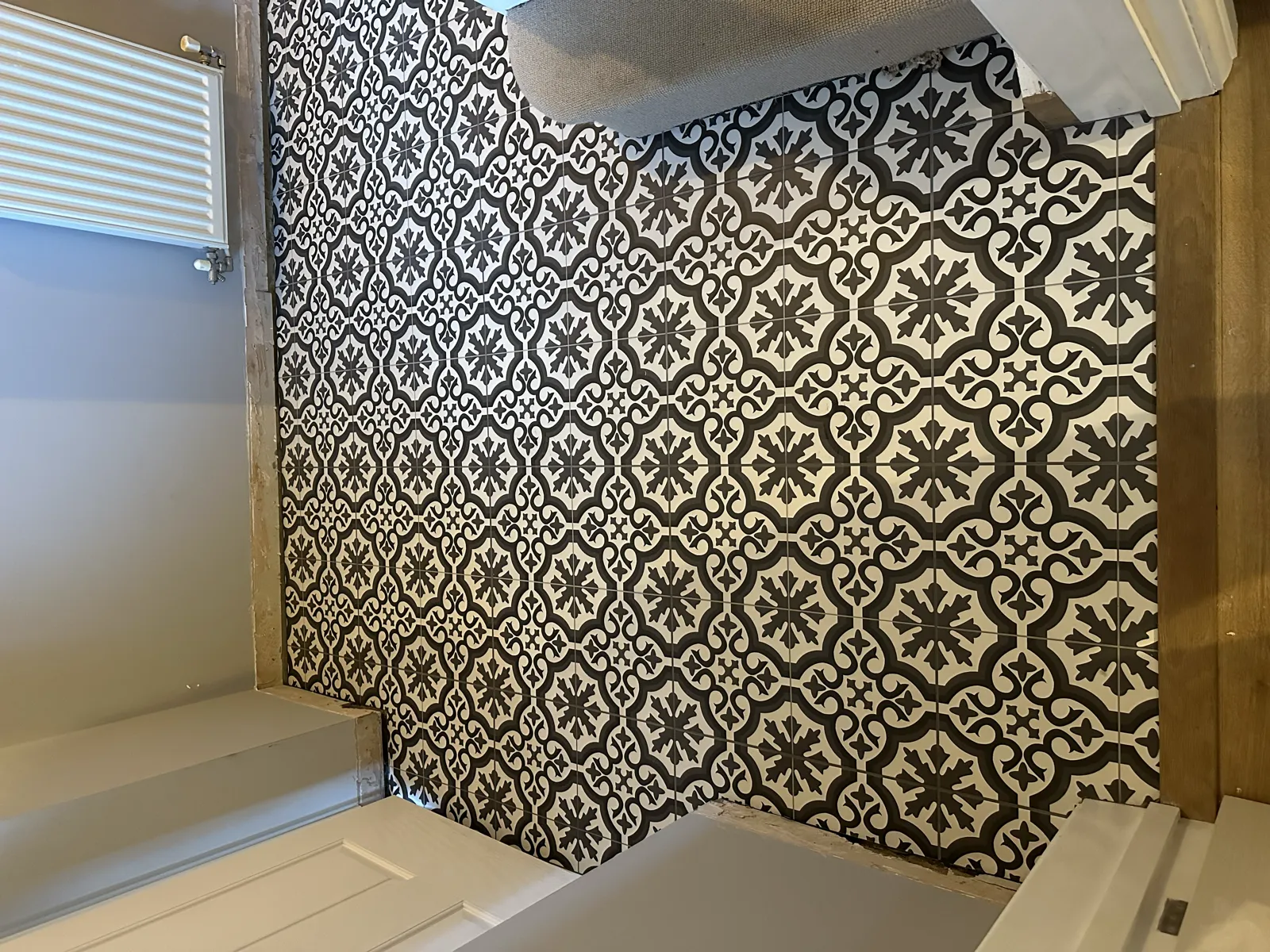Monochrome Victorian-pattern tiled bathroom floor